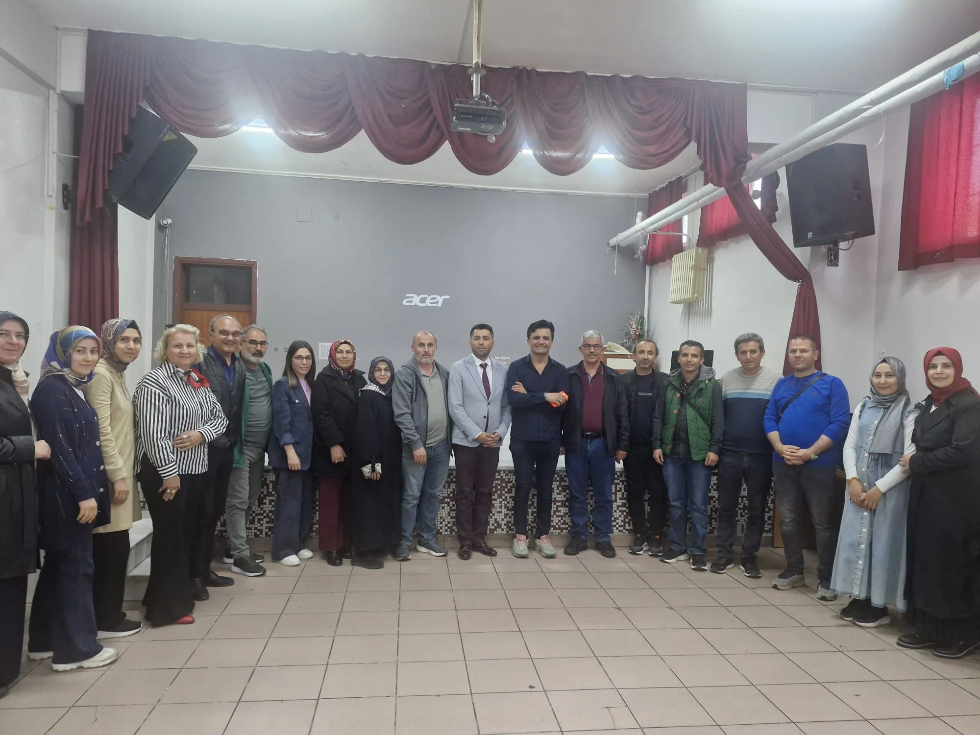 Bölüm öğretim üyelerimizden Dr. Fatih Mehmet ASLAN, Kanuni Sultan Süleyman İlkokulu öğretmenlerine yönelik “Oyunca Dili Keşif Süreci” “Oyunun İyileştirici Gücü” atölye çalışması gerçekleştirmiştir.
